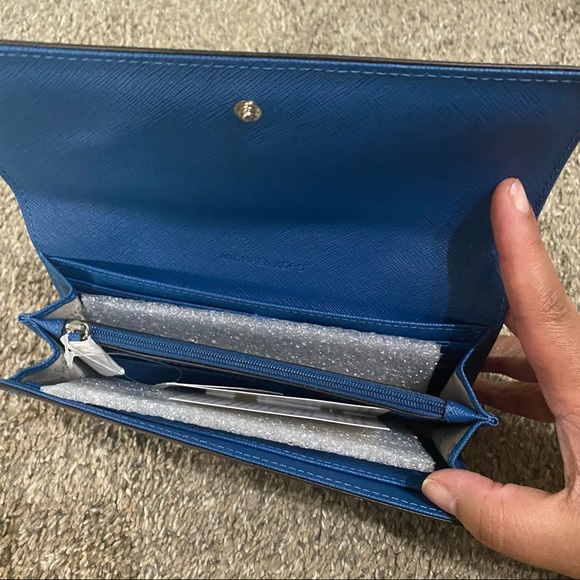 Michael Kors Carryall Leather Wallet - Picture 3 of 9